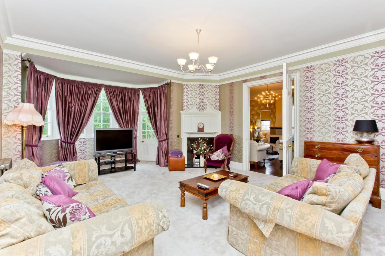 Luxury 3-Bedroom Apartment With Stunning Views At Ramsay Garden エディンバラ エクステリア 写真